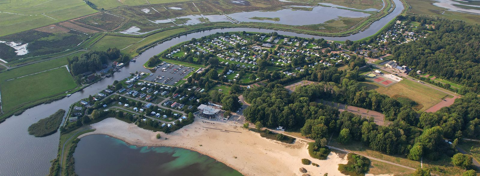 Vakantiepark aan het Zuidlaardermeer vanuit de lucht